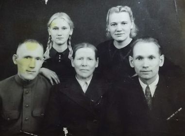 Дедушка Алексей со своей мамой Прасковьей Ивановной, братом Фёдором, сестрами Антониной и Лидией