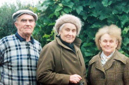 Бабушка Тамара (справа) с дедом (слева) и бабушкой Ирой (по центру)