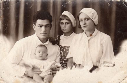 Семья гвардии Капитана ШУСТЕРМАНА И. Г.: "24.11.1937. Шустерман Иосиф, с дочерью Агнессой (на руках), сестра (имя неизвестно), жена Фаня.".