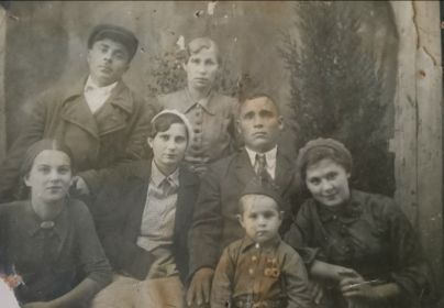семейная фотография  (кто то из мужчин на фото Тонкошкуров Михаил)