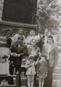На фото в центре жена  Ивана Екатерина с сыном, невестками и внуками.