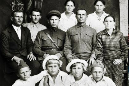 Слева направо Алексей,Михаил, Иван,отец Федосей с женой Евдокией.Внизу слева-Павлик,сын Алексея,не изв.девочка, далее-Катя,сестра Алексея,Михаила,Ивана и Коли. Справа Коля.
