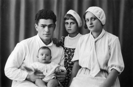Семья гвардии Капитана ШУСТЕРМАНА И. Г.: "24.11.1937. Шустерман Иосиф, с дочерью Агнессой (на руках), сестра (имя неизвестно), жена Фаня."(фотография обработана с помощью ИИ).
