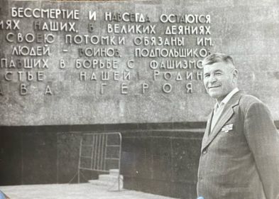 Краснофлотец Смутко Василий Пантелеевич, наводчик противотанкового орудия, лучший друг Пирогова В.А. После войны жил в г. Керчь.