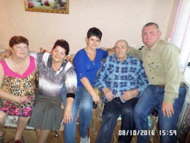 Василий с детьми и внуками