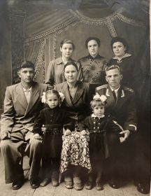 Семья Афанасия Фомича (вверху: невестка Маша, дочки: Валя, Тоня, внизу: сын Витя, жена Хритя, зять Коля, внучки Люда и Наташа)
