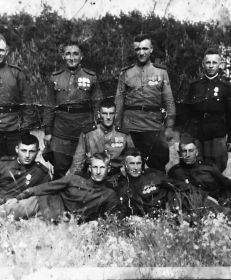 Прадед (крайний справа, стоит) с боевыми товарищами