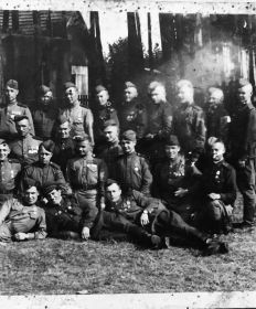 Прадед (крайний справа, присевший) с боевыми товарищами
