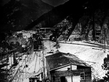 Рабочая зона за пределами туннелей, 22-23 мая 1945 г. (Фотография Народный архив Богуслава Барты, Прага,  1946-1951 гг.)