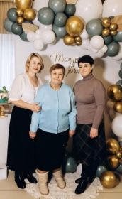 Невестка Анна , супруга сына Петра, по центру фотографии, внучки  Ольга и Лидия