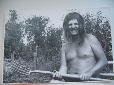 Дед Сергей в парике с вилами (1973)
