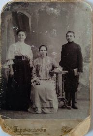 На фотографии мой прадед,  юный Никандр Александрович, отец Ивана Никандровича, моего дедушки. Рядом - его сёстры