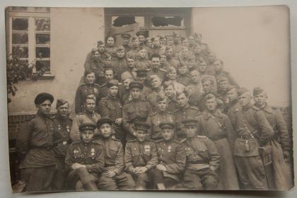 4 мая 1945 года  Берлин   Редакция  газеты «За Родину!» в гостях у разведчиков. В первом ряду в центре ответственный редактор майор Горемыкин Яков Тимофеевич