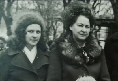 Любовь Сергеевна со своей дочкой (Елена Петровна Кулешова (Савкина)