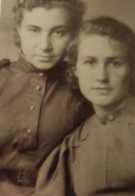 Справа - жена Ивана Никандровича, моя бабушка Зоя Матвеевна Зуева в молодости. Рядом - её сестра, Вера Матвеевна Зуева  (по мужу - Шавалдина). Вера воевала в Великую Отечественную войну