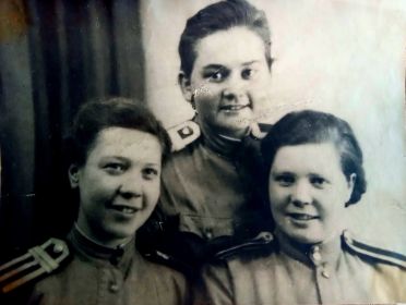 Руфина Красавина (слева)