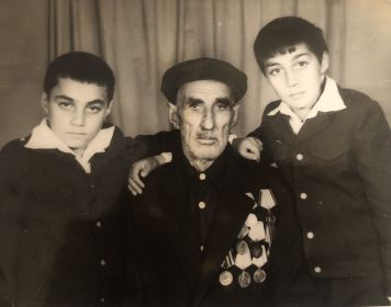 Калантаров Гахраман с внуками, с. Легваз