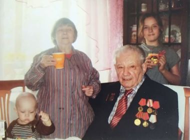 В окружении супруги и правнуков