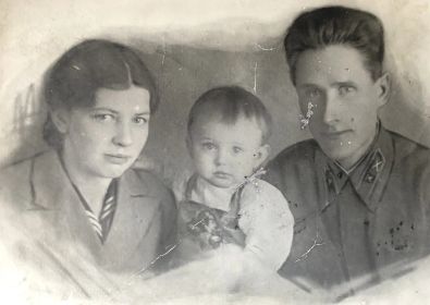 Семейное фото с моей бабушкой и тетей
