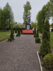 Мемориал в д Лошница с указанием фамилии Козловский В.П. на надгробной плите