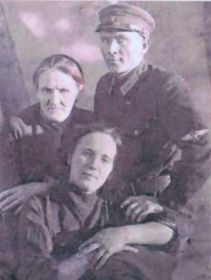 С мамой и женой