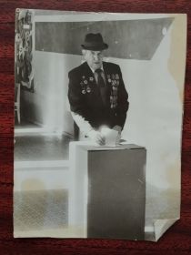Козловский Михаил Павлович (90е годы) у урны для голосования