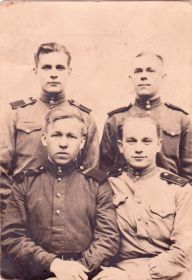 Романов А.В. (первый слева) с однополчанами на месте дислокации части. Остров Сахалин, период 1943–1945 гг.