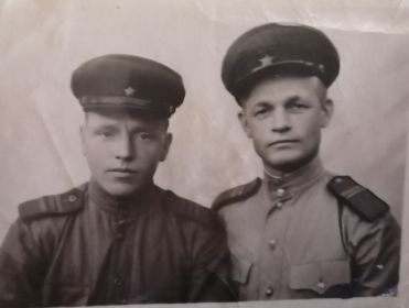 Василий Осипович Буянов (справа) с однополчаниным