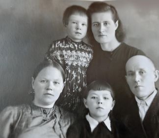 Супруги Шаврины Анна Павловна и Варсонофий Фёдорович с дочерью Галиной, вместе с родственниками.