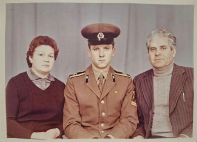 На фото бабушка Нина, дедушка Толя (сын прадеда Семена) и мамин брат дядя Саша (внук прадеда Семена)