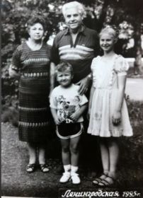 На фото дедушка Толя, бабушка Нина, двоюродный брат Саша и я