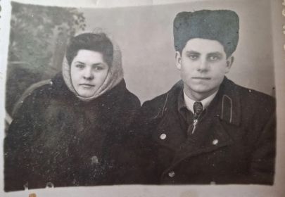 На фото дедушка Толя (сын прадеда Семена) и его двоюродная сестра