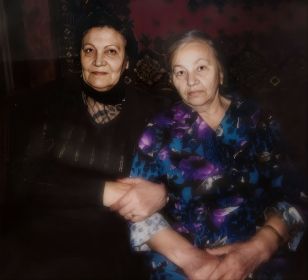 С младшей сестрой Ольгой, примерно 2001 г.