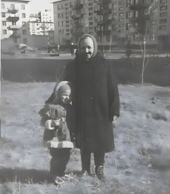 С внучкой Оксаной, примерно 1979 г.