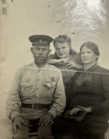 Арестов Яков Фёдорович. Справа его супруга Арестова (Сущих) Клавдия