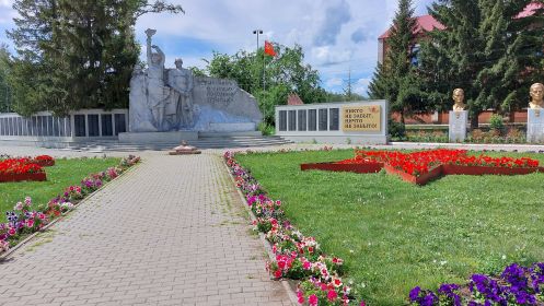 Монумент трёх поколений в городе Пласт