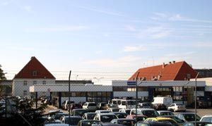 Бывшее строительное здание Heinkelwerke (Heinkel-Werke), лагерь Швехат -Хайдфельд (Швехат II), ныне территория аэолпорта Вены. Фото Шмитцбергер