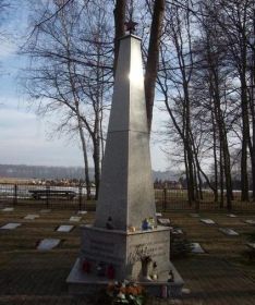 Захоронение: РЕСПУБЛИКА ПОЛЬША: Нижнесилезское воеводство, Польковицкий повят, город Хоцянув, улица Глоговска, коммунальное кладбище, “Военный мемориал", братское воинское захоронение.