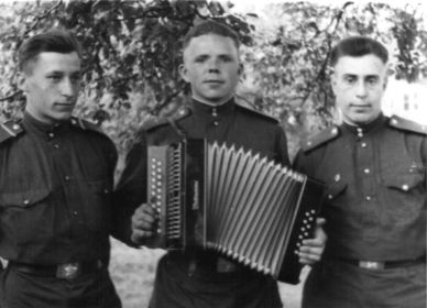 Штурмовой авиационный полк. Автобат. Транспортные перевозки и заправка самолётов ИЛ-10. Военные шофера Иван Красницкий, Николай Калин, Виталий Гарин. 1952 год. Германия. Бранденбург. ГСОВГ.