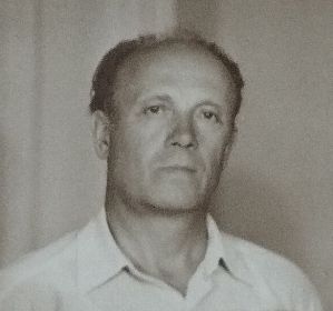 Это фотография уже после войны,мирное время 1973 год.Фотографировались всей семьей.