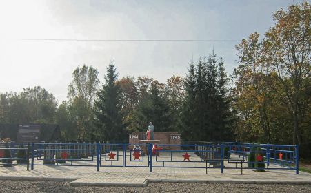 Братское воинское захоронение. Псковская область, Великолукский район, Пореченская волость, деревня Полибино