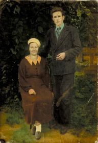 Михаил с мамой Александрой Поликарповной. Накануне призыва. 1942 г.