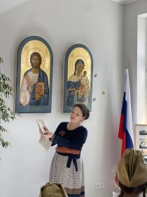 Двоюродная правнучка зачитывает письма с фронта 8 мая 2026 года в школе в Царском Селе