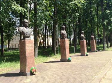 Захоронение: РОССИЯ: Смоленская область, Ельнинский муниципальный район, г. Ельня, центр, городской сквер, воинское кладбище.