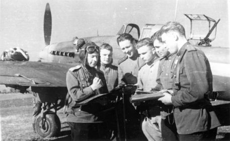 Летчики 198-го штурмового авиаполка получают задание на предстоящий боевой вылет у самолета Ил-2