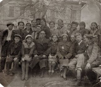 Фролов А.П. в школьные годы. Первый слева в нижнем ряду