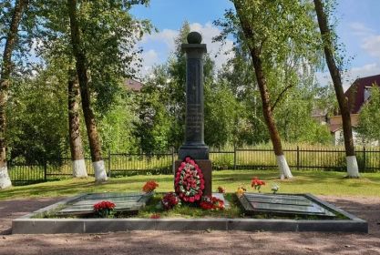 Братская могила советских воинов, погибших в годы Великой Отечественной войны. СПБ, п. Понтонный, ул. Судостроителей