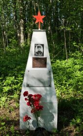 Обелиск Героя Советского Союза А.Г.Мягчилова, воевавшего там же,где погиб Куличков Е. В. Высота вблизи д. Сысоево