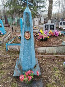 вид памятника с чугунной  плитой