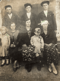 Александр Алексеевич с женой Натальей (справа) и другими членами семьи